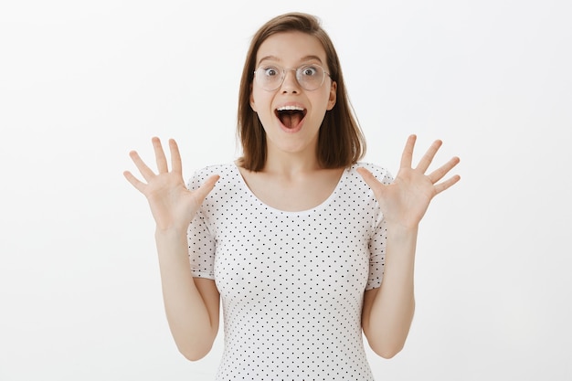 Mujer alegre triunfante que grita de felicidad y alegría, recibe buenas noticias, celebrando