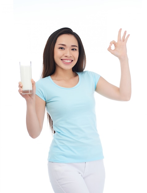 Mujer alegre con vaso de leche