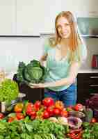 Foto gratuita mujer alegre con verduras y verduras