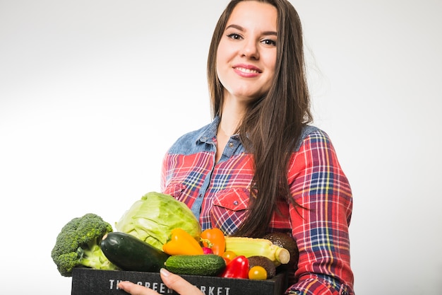 Mujer alegre con verduras