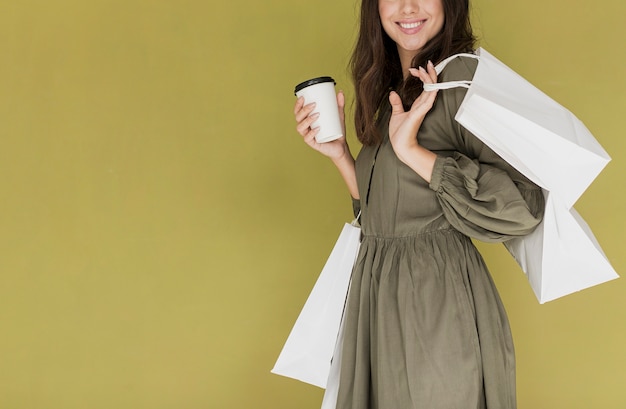 Foto gratuita mujer alegre en vestido con café y redes comerciales