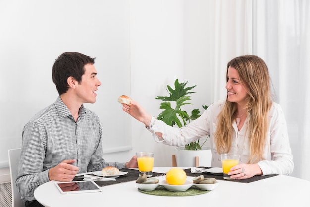 Mujer, alimentación, hombre, con, pequeño, pan