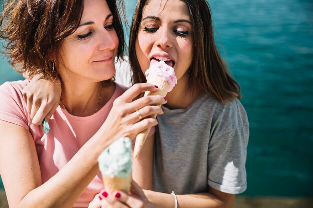 Mujer, alimentación, mujer, con, helado