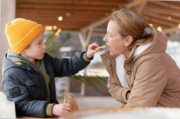 Mujer de alimentación de niño de tiro medio