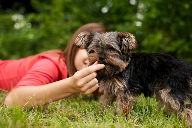 Foto gratuita mujer alimentando cachorro