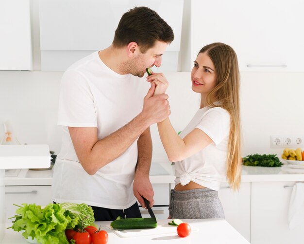Mujer alimentando pepino a su novio
