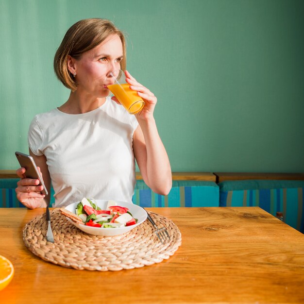 Mujer con alimentos