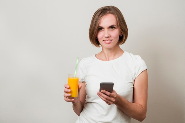 Foto gratuita mujer con alimentos