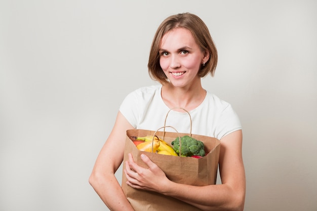 Mujer con alimentos