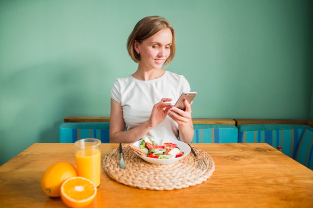 Mujer con alimentos