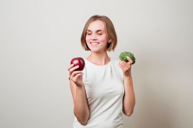 Foto gratuita mujer con alimentos