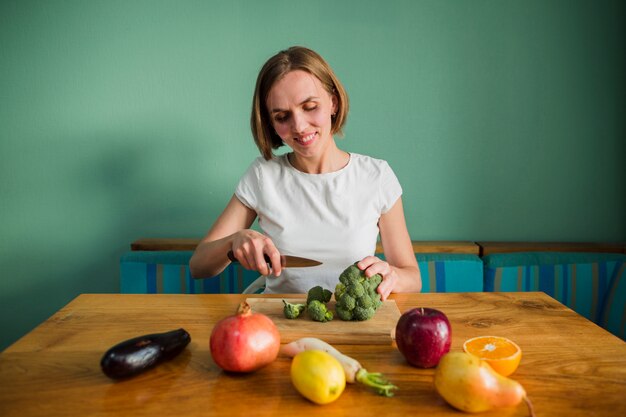 Mujer con alimentos