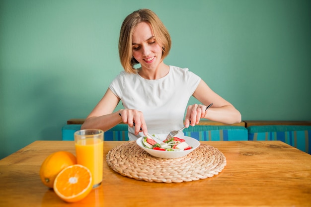 Mujer con alimentos