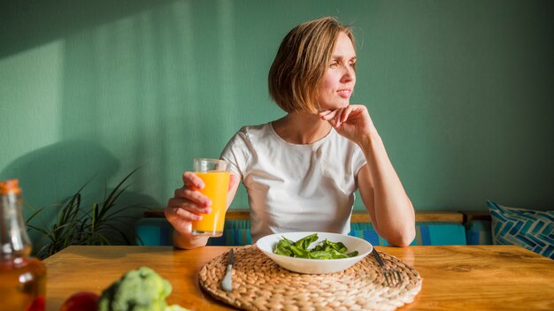 Mujer con alimentos