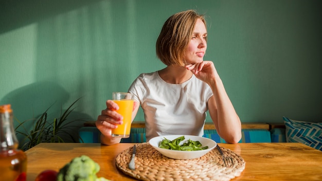 Mujer con alimentos