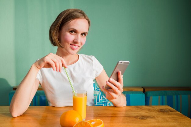 Mujer con alimentos