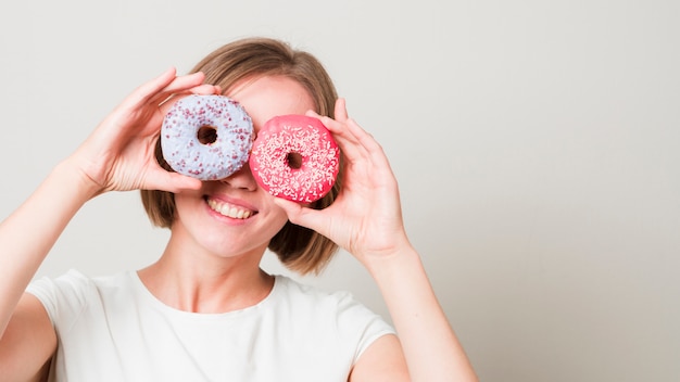 Foto gratuita mujer con alimentos