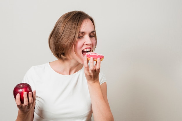 Foto gratuita mujer con alimentos