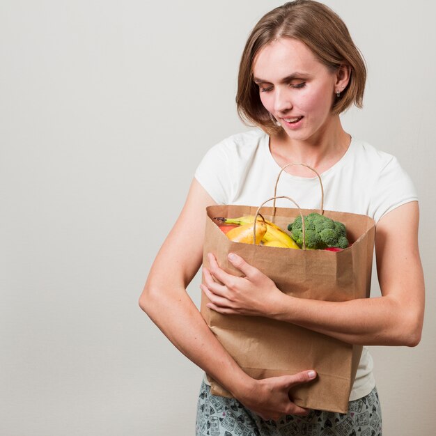 Mujer con alimentos