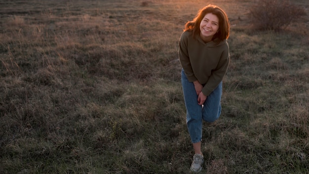 Foto gratuita mujer alta vista en el campo