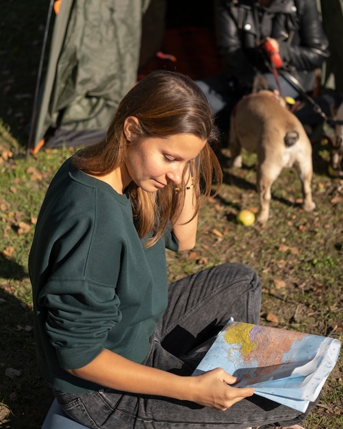 Mujer de alta vista mirando un mapa