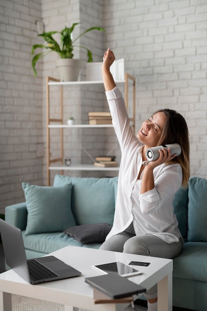 Foto gratuita mujer con un altavoz asistente digital