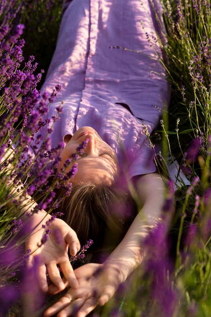 Mujer de alto ángulo acostada sobre lavanda