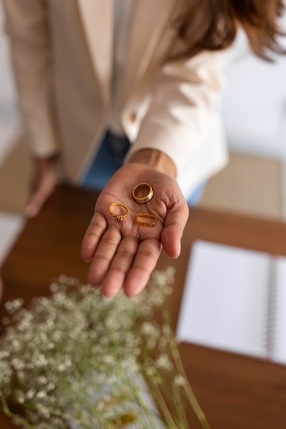 Foto gratuita mujer de alto ángulo con anillo de bodas