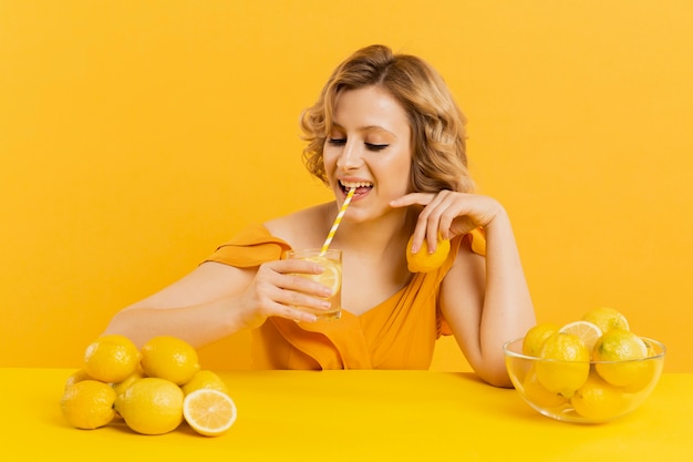 Mujer de alto ángulo bebiendo limonada