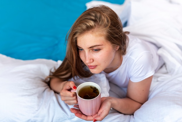 Foto gratuita mujer de alto ángulo bebiendo té