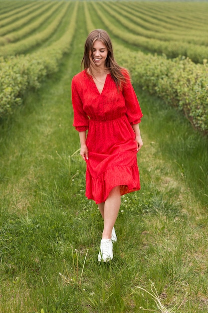 Mujer de alto ángulo caminando en campo