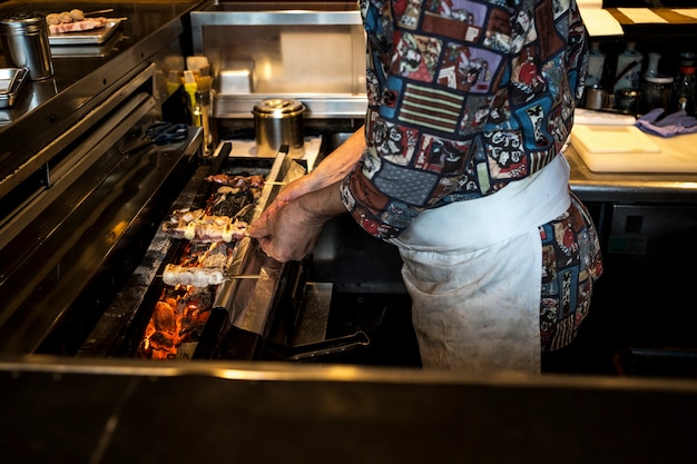 Mujer de alto ángulo de cocina