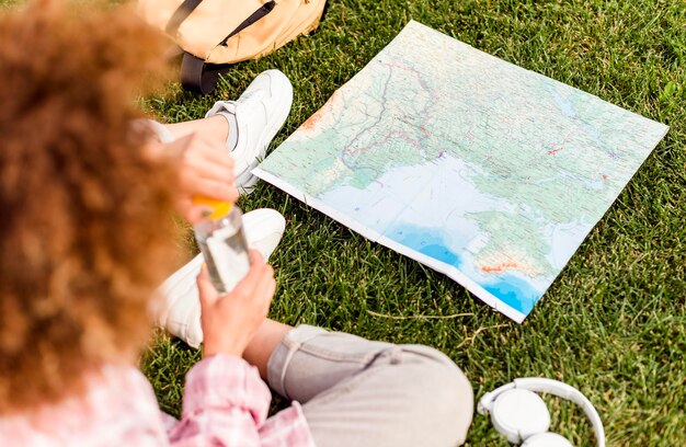 Mujer de alto ángulo comprobando un mapa de su nuevo destino