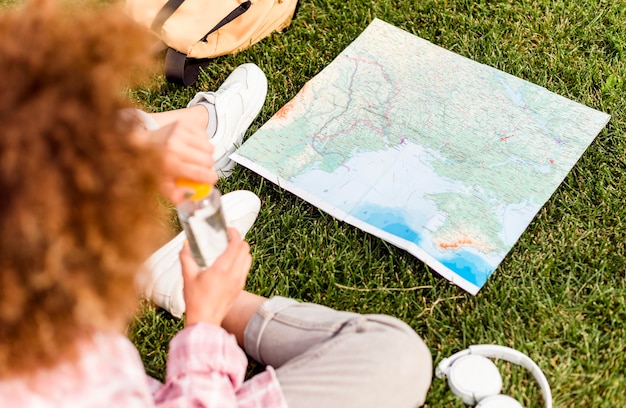 Mujer de alto ángulo comprobando un mapa de su nuevo destino