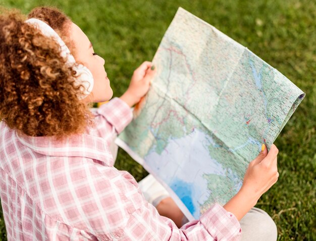 Mujer de alto ángulo comprobando un mapa de su nuevo destino