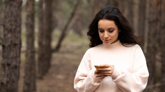 Mujer de alto ángulo comprobando móvil