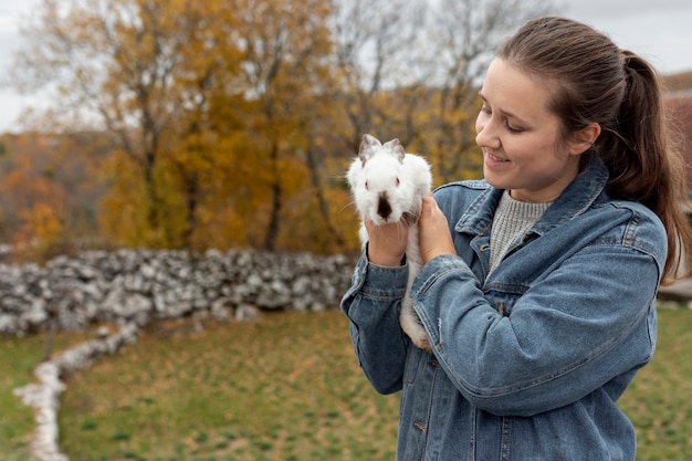 Foto gratuita mujer de alto ángulo con conejo