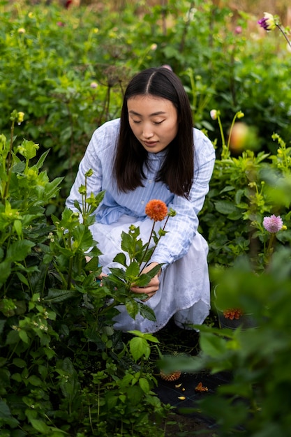 Foto gratuita mujer de alto ángulo cuidando plantas