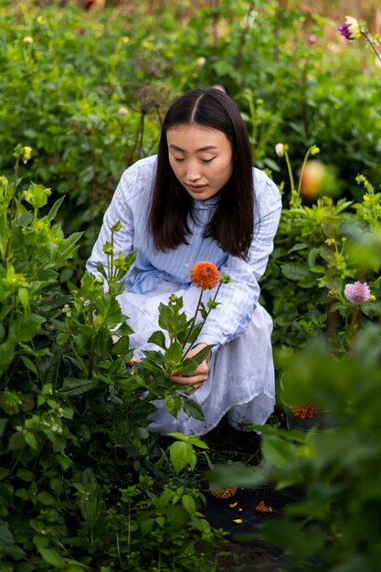 Mujer de alto ángulo cuidando plantas