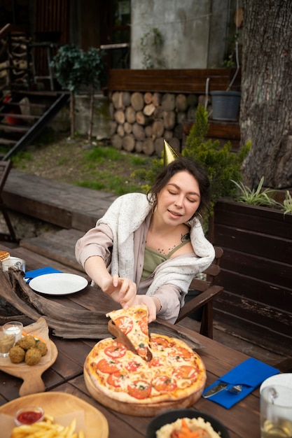 Mujer de alto ángulo con deliciosa pizza