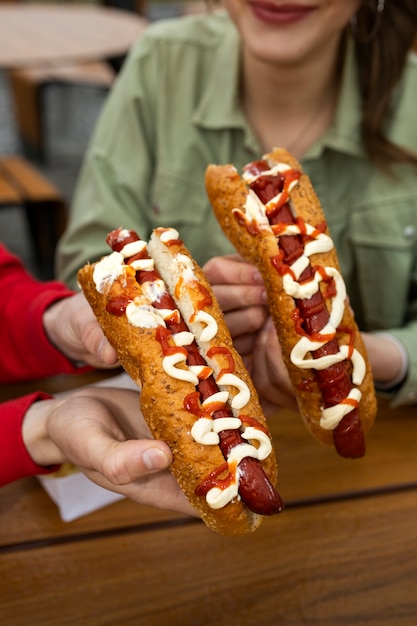 Mujer de alto ángulo con delicioso hot dog