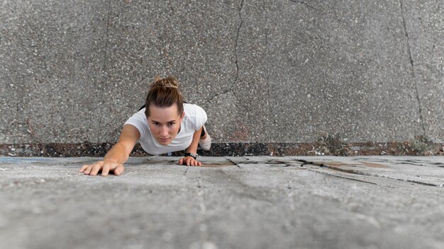 Mujer de alto ángulo escalada en edificios