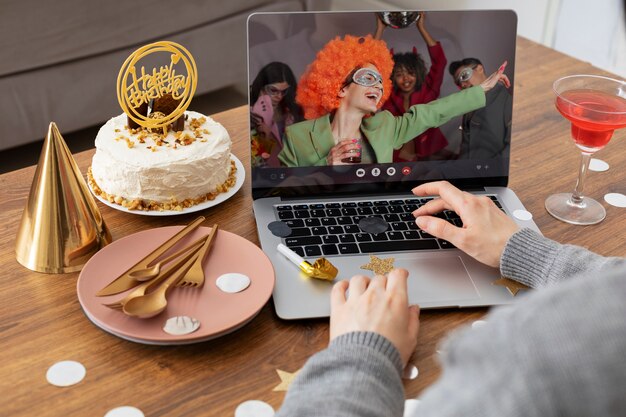 Mujer de alto ángulo escribiendo en la computadora portátil