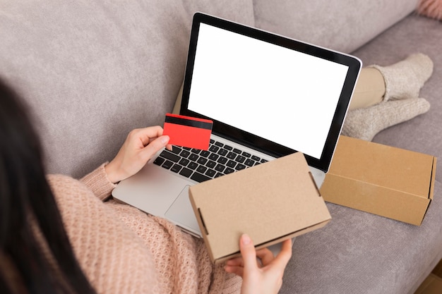 Mujer de alto ángulo esperando ventas de cyber monday