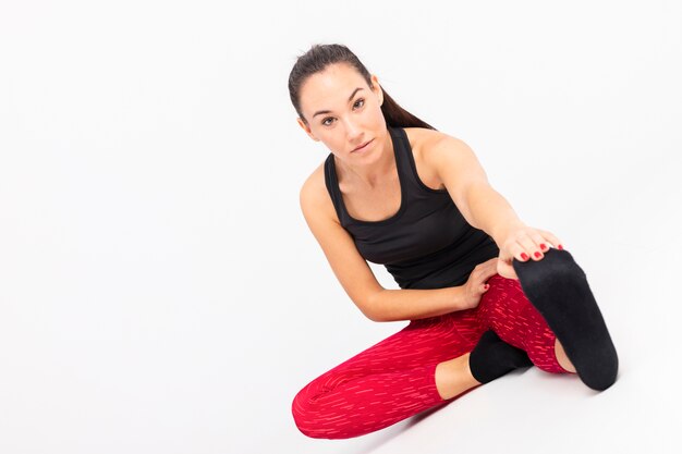 Mujer de alto ángulo estirando el cuerpo