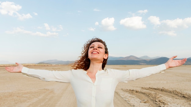 Mujer de alto ángulo feliz de estar en la naturaleza