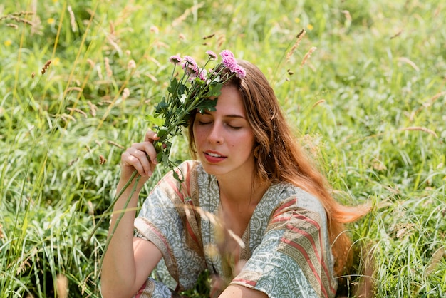 Foto gratuita mujer de alto ángulo con flores