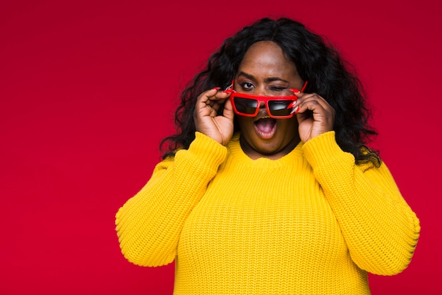 Foto gratuita mujer de alto ángulo con gafas de sol