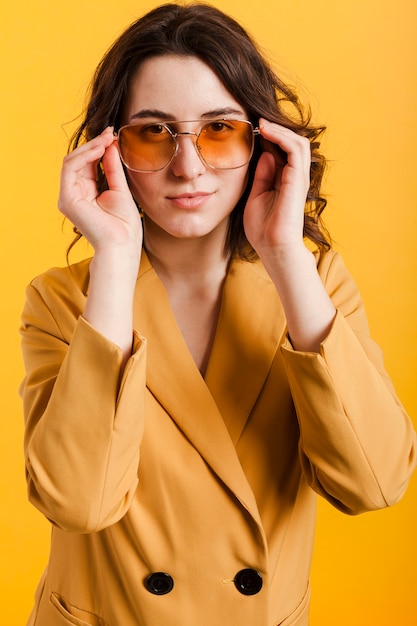 Mujer de alto ángulo con gafas de sol