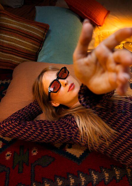 Mujer de alto ángulo con gafas de sol